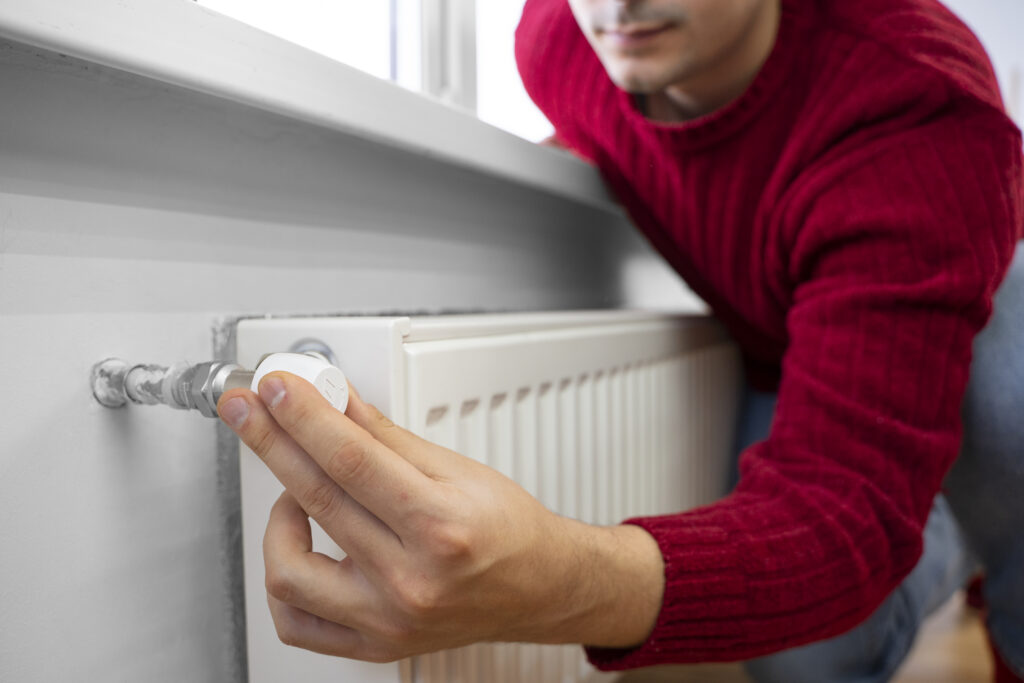 Opération de purge d'un radiateur en fonte.